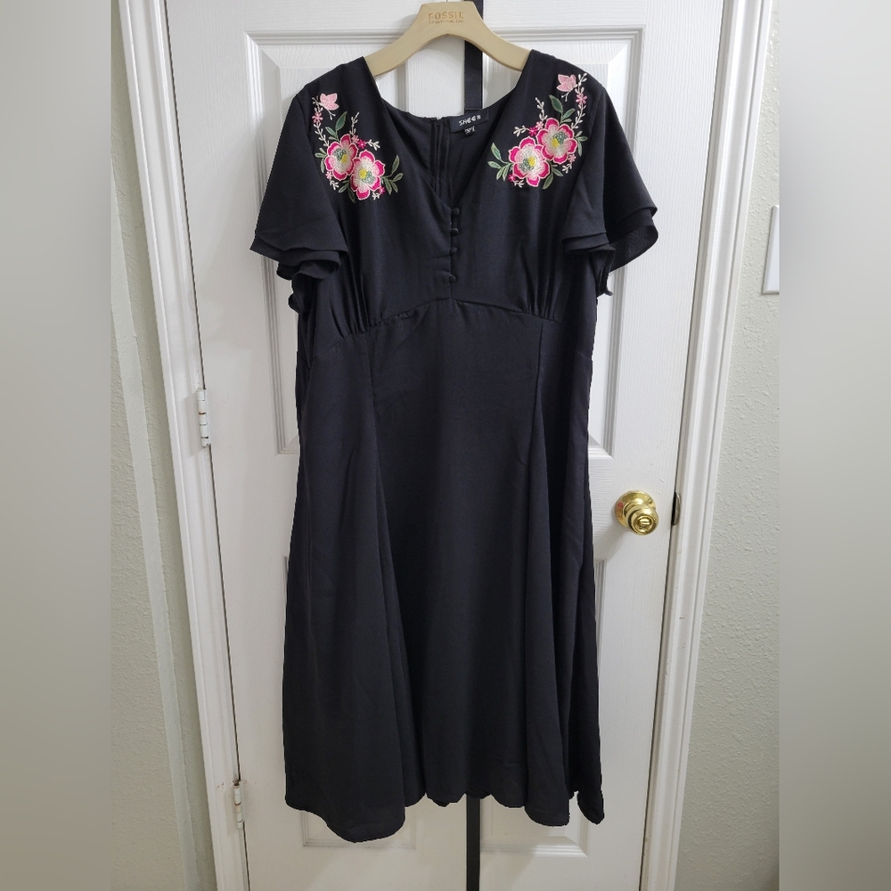 Black Retro-Style Dress with Embroidered Flowers with Pockets
